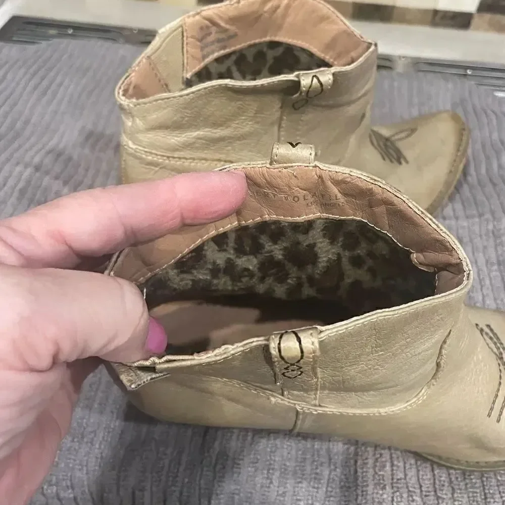 Very volatile Distressed Booties